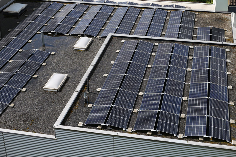 PV-Reinigung - Solarmodule auf einem Flachdach einer Industriehalle